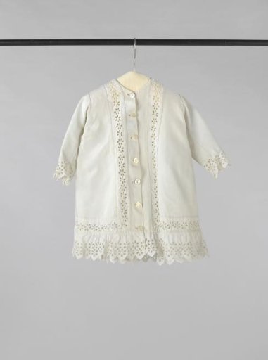 Child's coat with long sleeve and front fastening with seven mother-of-pearl buttons of white piqué, decorated with English embroidery and narrow galloon