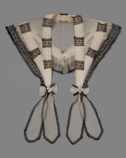 Fichu with a Wide Collar Model with Shawl Collar of Linen Glass Batiste and Machine-Made Lace of Black Silk