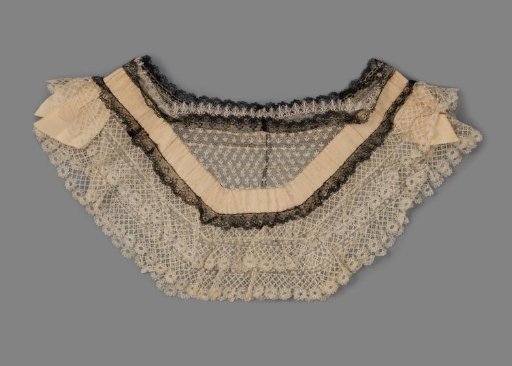 Collar consisting of tulle and machine-made Blonde lace and Chantilly lace
