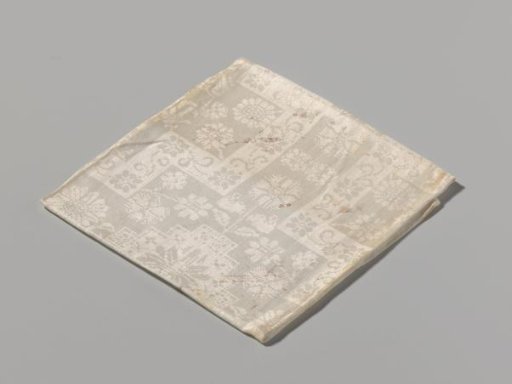Tablecloth with pattern of flowers and ribbon work