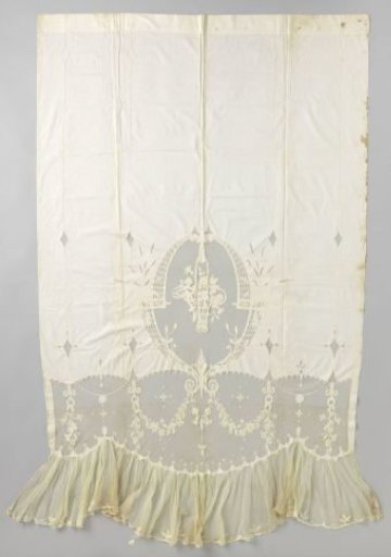 Glass curtain with decoration of a basket with handles, flowers and medallions.