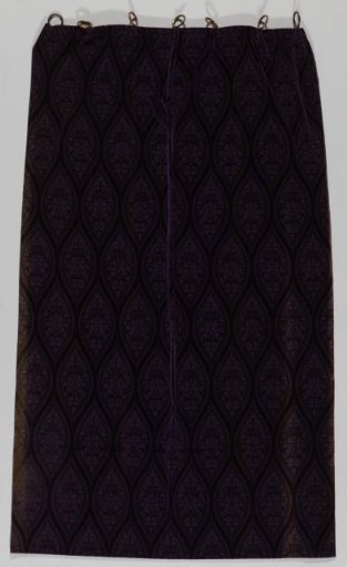 Curtain of purple tripe with design 'Bremrandje'