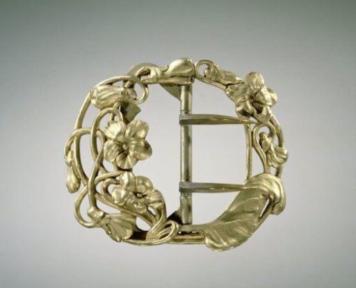 Brooch decorated with anemones