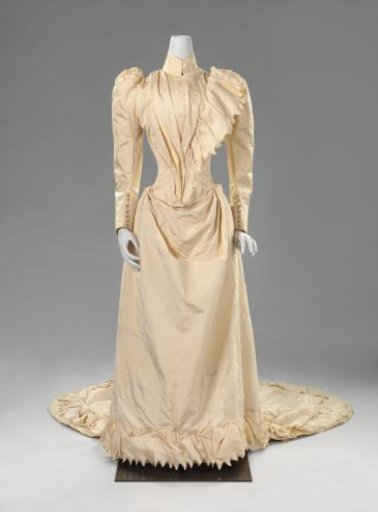 Bodice of a wedding dress with train of white ottoman silk, decorated with effilé strips