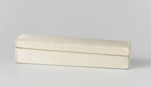 Tapered fan case of cardboard, entirely covered with white satin and with gold paint on the edges