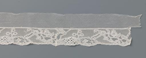 Strip of bobbin lace with reserves and poppy heads and flowers