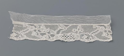 Strip of bobbin lace with reserves and poppy heads and flowers
