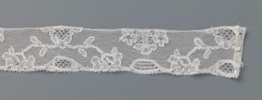 Strip of bobbin lace with an arch of branches from a triangular cartouche