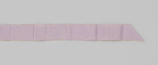 Lint van lila ripszijde, afgezet met picots