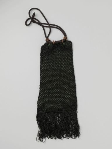 Reticule in an elongated model of crocheted black cord silk, lined with dark green cotton