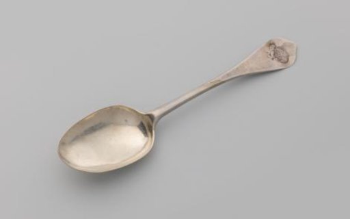 Spoon with the letters AI at the end of the stem on the underside