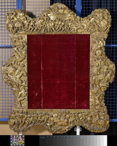 Gilded frame with carved ornaments: fights between Turks and Europeans.