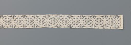 Insert of bobbin lace with an eight-pointed flower in an oval