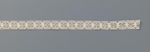 Insert of bobbin lace with little wheels and suns