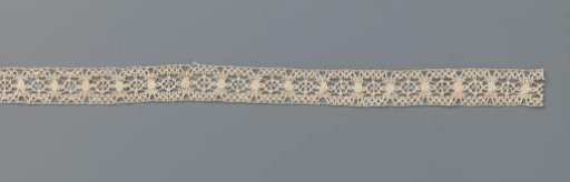 Insert of bobbin lace with little wheels and suns