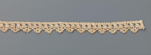 Strip of bobbin lace with fan-shaped shells