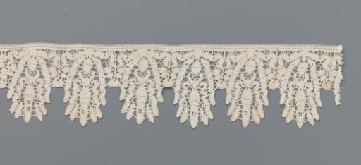 Strip of bobbin lace with elongated cup-shaped shells