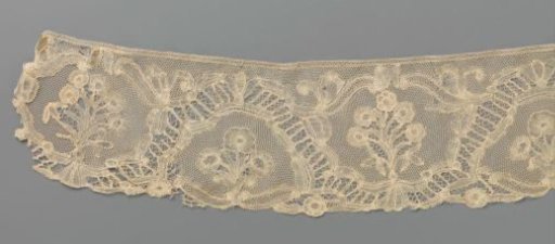 Strip of bobbin lace with bouquet in cartouche