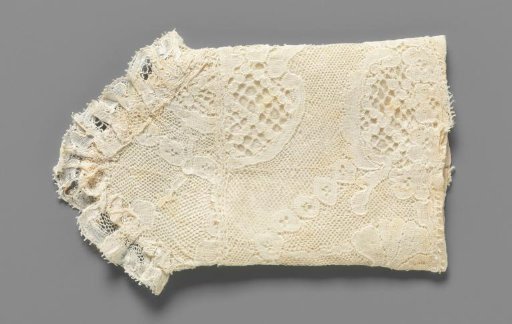 Children's wrist muff of bobbin lace lined with cream-colored silk