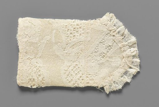 Children's wrist muff of bobbin lace lined with cream-colored silk