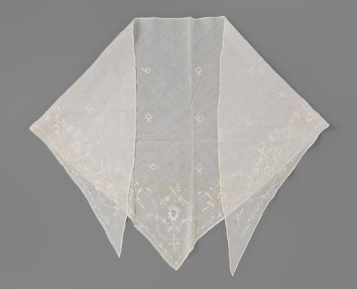 Fichu of cotton cheesecloth, triangular, tamboured with a floral border and straw flowers in white cotton