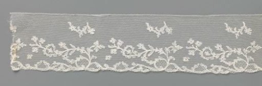 Strip of bobbin lace with C-shaped branches with heart-shaped flower