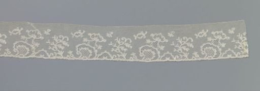 Strip of bobbin lace with obliquely placed quadruple cartouche and berry branch