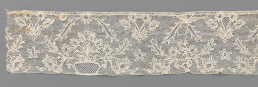 Strip of bobbin lace with carnations in a flowerpot and V-shaped little bouquet