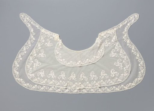 Pelerine of lace embroidery