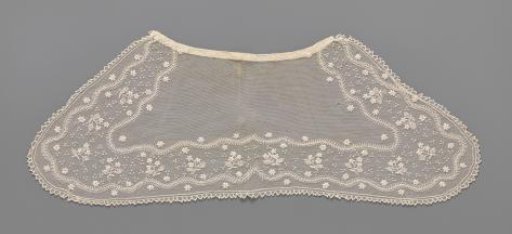 Pelerine collar, only the top layer, of lace embroidery on machine-made tulle with flower sprigs between wavy gilded lines