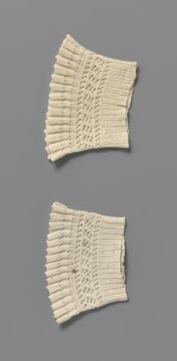 Mitten of white knitted cotton