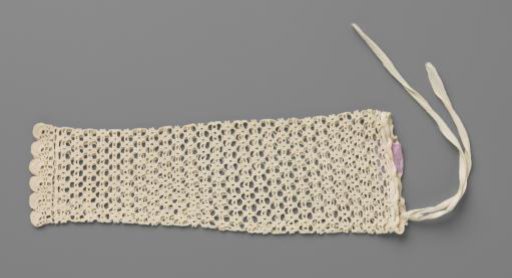 Children's mittens of crocheted lace