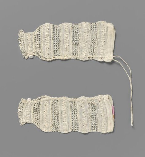 Mitten of white linen with bobbin lace and English embroidery