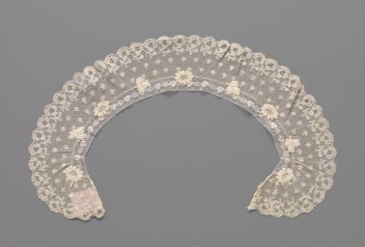 Collar of bobbin lace with appliques along the inner edge alternating an embroidered oval flower and an embroidered leaf