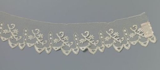 Strip of bobbin lace with rounded triangular shells