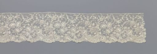 Japon strip of needle lace with daisies and flowers with circular petals around a circular flower centre