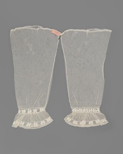Under-sleeve of tulle with embroidery and a Valenciennes lace border