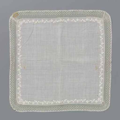 Handkerchief of batiste with a thin wavy branch of plumetis embroidery and a bobbin lace border with three rows of scallops