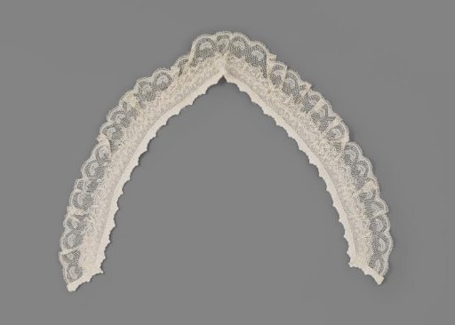Collar made of three layers of Valenciennes lace