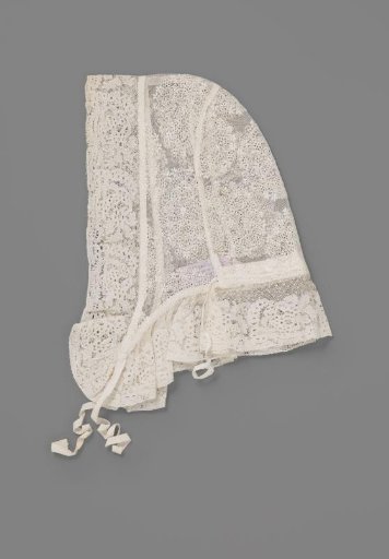 Cap with Frisian bobbin lace (insertion work) and Valenciennes (?) lace