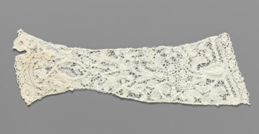 Bobbin lace mitten with C-scrolls with zigzag lines and heart-shaped leaves with a double heart