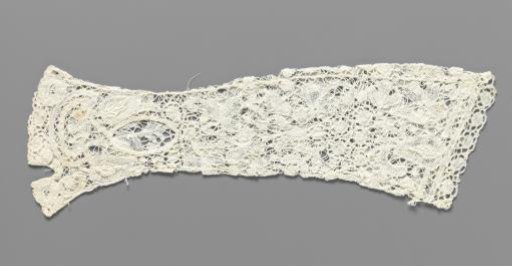 Bobbin lace mitten with C-scrolls with zigzag lines and heart-shaped leaves with a double heart