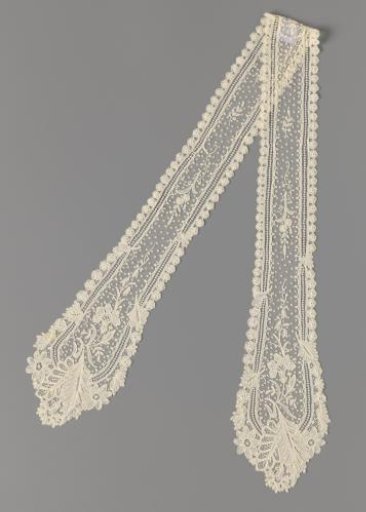 Lady's Purse of Appliqué Lace with Split Flower Branch and Cup Flowers