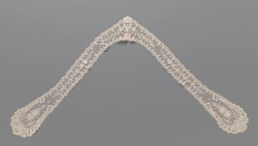 Collar with tabs, of appliqué lace