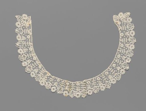 Collar of appliqué lace with hanging flowers with an oval heart