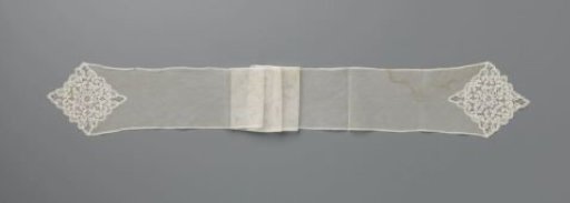 Shawl of machine-made tulle with diamond-shaped ends of mixed lace