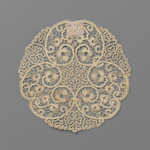 Round finger bowl cloth of bobbin lace with C-scrolls facing each other and scrolling ribbons