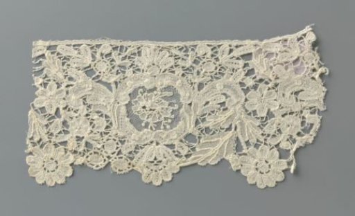Strip of mixed lace with a small rose in a medallion