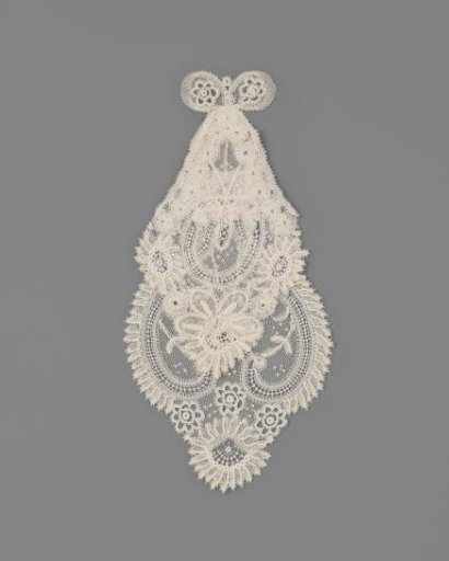 Jabot of appliqué lace consisting of two layers with C-scrolls