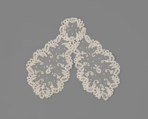 Double jabot of appliqué lace on machine-made net